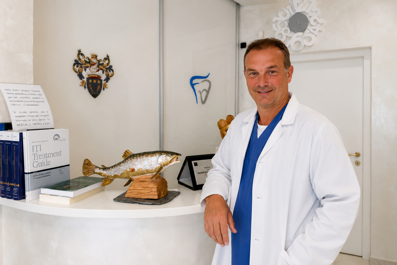 Il Dottor Fabrizio Avidano in camice bianco alla reception del suo studio dentistico.