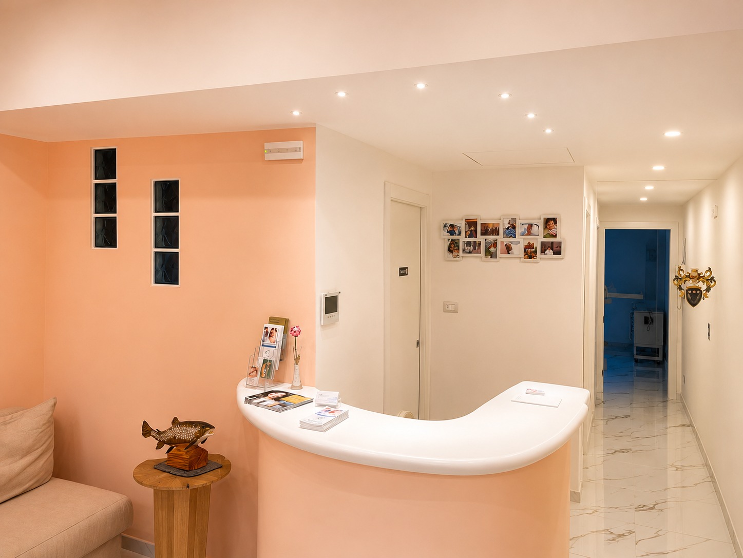 Area accoglienza e reception moderna presso lo Studio Medico Dentistico Avidano a Genova