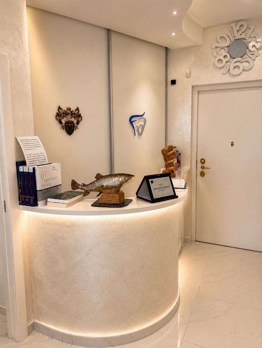 Area accoglienza e reception moderna presso lo Studio Medico Dentistico Avidano a Milano
